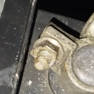 Reikia nuimti akumuliatoriaus veržlę