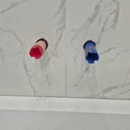 Sutvarkyti pažeistą šalto vandens alkūnę