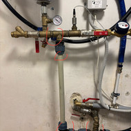 Santechniko Balsiuose, laša per jungtis