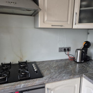 Sutvarkyti virtuvės sienelę (stiklo plokštę)