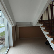 Po laiptais reikalinga įrengti sandėliuką su uždaromomis durimis