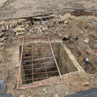 Užbetonuoti 1.5m x 1.5m šulinio/rūsio dangtį