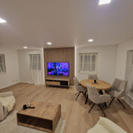 Reikalingos dieninės ir naktinės užuolaidos svetainės kambariui