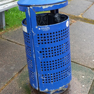 Metalinių šiukšliadėžių smėliavimas, dažymas