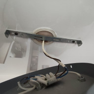 Pas mane yra įtempiamos lubos ir nirėčiau pasikeisti šviestuvą