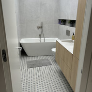 Vonios kambario plytelės ir dušo sienelės įrengimas