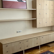 Ieškau meistro prikabinti prie sienos baldus