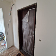 Ieškau meistro, kuris galėtų sekantį savaitę sutvarkyti durų angą