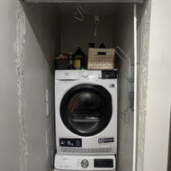 Reiktu įstatyti išimtas kambario durys kartu su rėmų