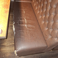 Sofų pervilkimas arba klijavimas odos pleistrais