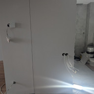 Reikia įrengti jungiklius ir rozetes kažkur apie 40 taškuose