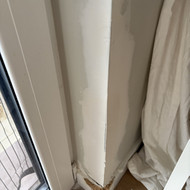 Reikėtų pabaigti glaistyti/lyginti 5 kampus, parinkti dažus ir perdažyti taisytas sienas