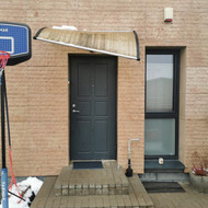 Grūdinto stiklo stogelio pakabinimas virš lauko durų