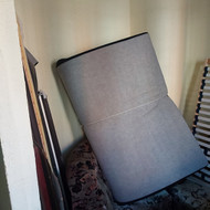 Senų išardytų baldų išvežimas