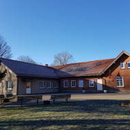 Ieškome kas gali pakabinti girliandas ant mokyklos pastato