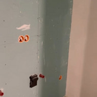 Ieškau meistro išklijuoti plytelėmis du san. mazgus