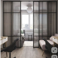 Reikalinga didelė stiklo siena su juodais rėmais