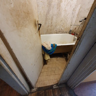 Reikia išklijuoti plyteles