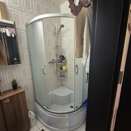 Dušo kabinos montavimas, 2 vnt tualetų montavimas, plytelių klijavimas sanmazge