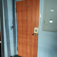 Reikėtu demontuoti durys senas ir sumontuoti naujas