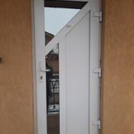 Aliuminės lauko durys su išmaniąja spyna