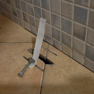 Reikia išpjauti plytelių viduryje angas trapams