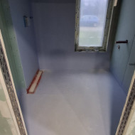 Reikia išklijuoti plyteles