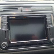 Man reikia pakeisti liečiama ekraną multimedija Discover MIB2 Volkswagen Tiguan 2016m.