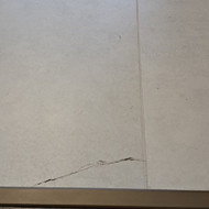 Reikia pakeisti skilusią plytelę, virtuvėje ant grindų