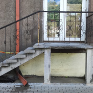 Senų laiptų demontavimas ir naujų metalinių lauko laiptų įrengimas