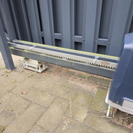 Stumdomų lauko vartų reguliavimas