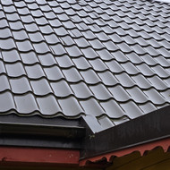 Reikalingas namo šlaitinio stogo remontas, leidžia stogas