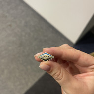 Juvelyro, kuris pagamintų pin ženkliukus iš sidabro