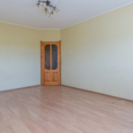 Reikia perdažyti sienas ir sudėti laminatą