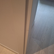 Reikalingas durų staktos remontas, dažytas MDF