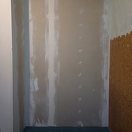 Baldų gamyba (spintos įrengimas nišoje)