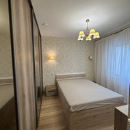 Reikia pakeist dalį laminato, grindų profilius, sutaisyt sulūžusias dvi spinteles prie lovos