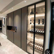 Medinės lentynos buteliams laikyti