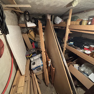 Reikalinga iškraustyti rūsio sandėliuką ir išvežti atliekas