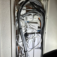 Papildomos skydinės įrengimas ir interneto prietaisų ir laidų perkėlimas į ją