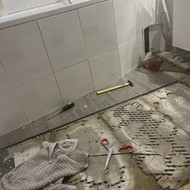 Reikia išklijuoti plyteles