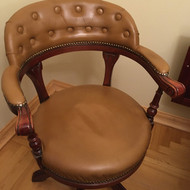 Reikia pertraukti krėslą šviesiai gelsva oda