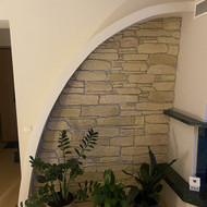 Ismontuotu virtuves lubu pakabinama instaliacija ir dekoratyvine sienele su arka