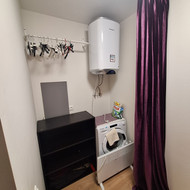 Įmontuojama spinta su stumdomomis durimis.