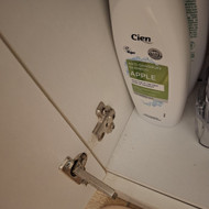 Padėti parinkti vonios spintelė po kriauklės parduotuvėje ir surinkti