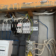 Pravesti elektros kabelį į butą buitinei technikai prijungti ir įrengti porą rozečių