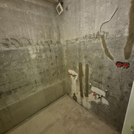 Plytelių klojimas senos statybos buto vonioje/tualete (Vilnius)