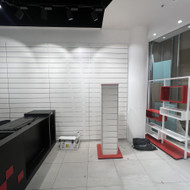 Eurosienelių pakabinimas parduotuvėje Vilniuje (Pilaitė)