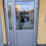 Laiptinės durų vyrių keitimas