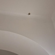 Sutvarkyti ir uždažyti skylę lubose darbas su medžiagom